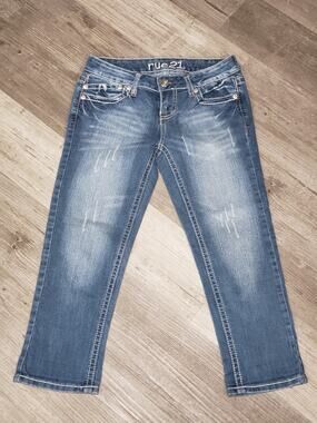 Rue 21 Light Washed Bedazzled Pockets Gem Curvy Crops Jean Pants